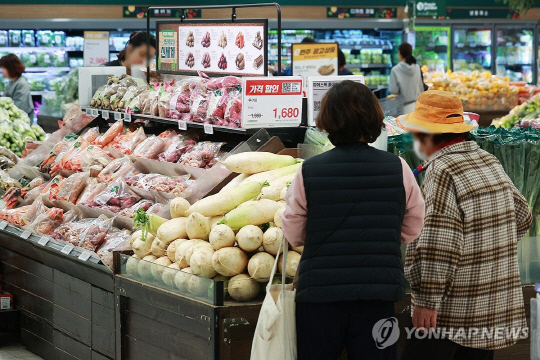중동의 지정학적 리스크가 커지면서 소비자 체감 물가가 높아지고 있다. 서울 시내 한 마트에서 시민들이 장을 보고 있다. 연합뉴스